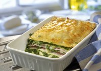 Spinach lasagne with ham — Stock Photo