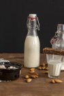 Домашнее миндальное молоко — стоковое фото