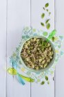 Taboulé au quinoa, concombre et menthe dans un bol sur une serviette — Photo de stock