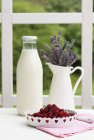 Bottiglia di latte in tavola — Foto stock