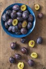 Fresh plums in bowl — Stock Photo