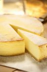 Bolo de queijo com pedaços removidos — Fotografia de Stock