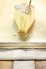 Morceau de gâteau au fromage avec fourchette — Photo de stock