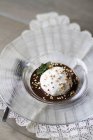 Вершкове морозиво з шоколадним соусом — стокове фото