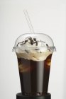 Vista de cerca del café helado con crema y chocolate rallado en una taza para llevar - foto de stock