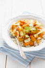 Mezcla de hinojo y zanahoria sobre arroz - foto de stock