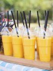 Крупный план манго Лассис в вынос пластиковые чашки — стоковое фото