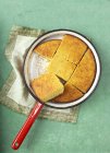 Кукурузный хлеб в кастрюле на салфетке — стоковое фото