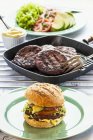 Бифбургер с салатом и айоли — стоковое фото
