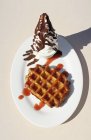 Vista close-up de waffle belga com molho de morango e gelo macio com esmalte de chocolate — Fotografia de Stock