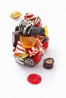 Nahaufnahme verschiedener Süßigkeiten, die auf weißer Oberfläche zusammengeklebt werden — Stockfoto