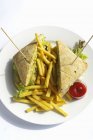 Sandwich club con patatine — Foto stock