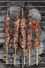 Broches d'agneau sur un barbecue — Photo de stock