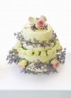 Wedding cake decorated with roses — Stock Photo