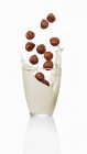 Фундук молоко в склянці — стокове фото