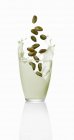 Lait de pistache en verre — Photo de stock