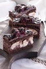 Tortas de chocolate con cerezas y merengue - foto de stock