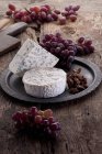 Brie y queso azul - foto de stock