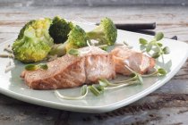 Salmon fillet with broccoli — Stock Photo