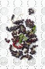 Свежая арония ягоды с листьями — стоковое фото