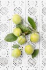 Prugne verdi raccolte fresche con foglie — Foto stock