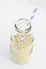 Quinoa in einer Milchflasche — Stockfoto