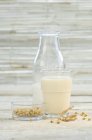 Latte di soia in vetro — Foto stock