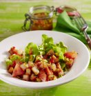 Salade de tomates et de laitue avec escalope en dés — Photo de stock
