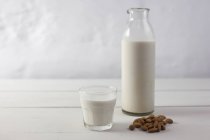 Миндальное молоко в стакане — стоковое фото