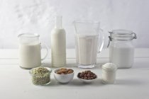 Веганское молоко с ингредиентами — стоковое фото