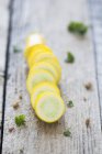 Gelbe Zucchini-Scheiben — Stockfoto