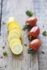 Zucchini und Tomaten in Scheiben — Stockfoto