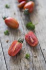 Pomodori ciliegia con metà — Foto stock