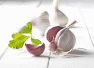 Bulbs of garlic and parsley — Stock Photo