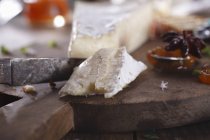 Slicing brie cheese with chutney — Stock Photo