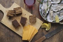 Pumpernickel with cheddar and lemons — Stock Photo