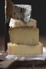 Pilha de queijo a bordo — Fotografia de Stock