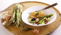 Salmon with fried green asparagus — Stock Photo