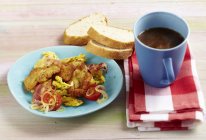 Hangtown Fry Omelette mit Schinken und Austern auf blauem Teller über Holzoberfläche — Stockfoto