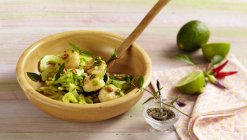 Жареные гребешки на мятном и огуречном салате — стоковое фото