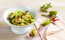 Смажені гребінці на м'ятному та огірковому салаті — стокове фото