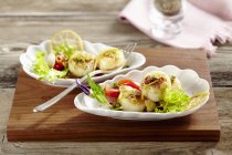 Pétoncles frits sur salades de feuilles mélangées — Photo de stock