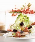 Крупный план салата с рябиновым ягодным винегретом на тарелке — стоковое фото