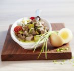 Салат из говядины в миске и овощи — стоковое фото