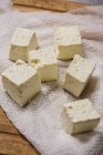 Vista close-up de queijo Tofu em cubos em um pano — Fotografia de Stock