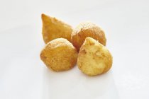 Coixinha - pasteles de patata fritos en la superficie blanca - foto de stock