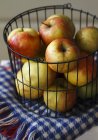 Manzanas frescas en cesta - foto de stock