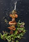 Carne bovina e espetos de camarão com salada — Fotografia de Stock