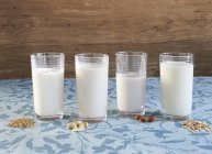 Latte vegano con ingredienti — Foto stock
