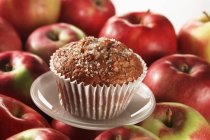 Muffin aux pommes sur pommes rouges — Photo de stock